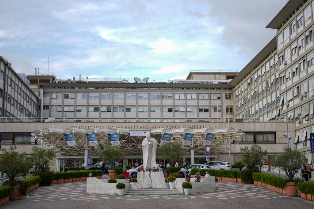 Una vista de la entrada al Policlínico Universitario Agostino Gemelli en Roma, el viernes 9 de junio de 2023, donde Francis se recupera después de una cirugía abdominal el miércoles. 