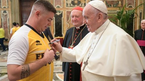 El Papa anima a los jugadores del partido amistoso de fútbol a incorporarse al equipo